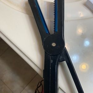 Solano hair straightener with tooth comb.